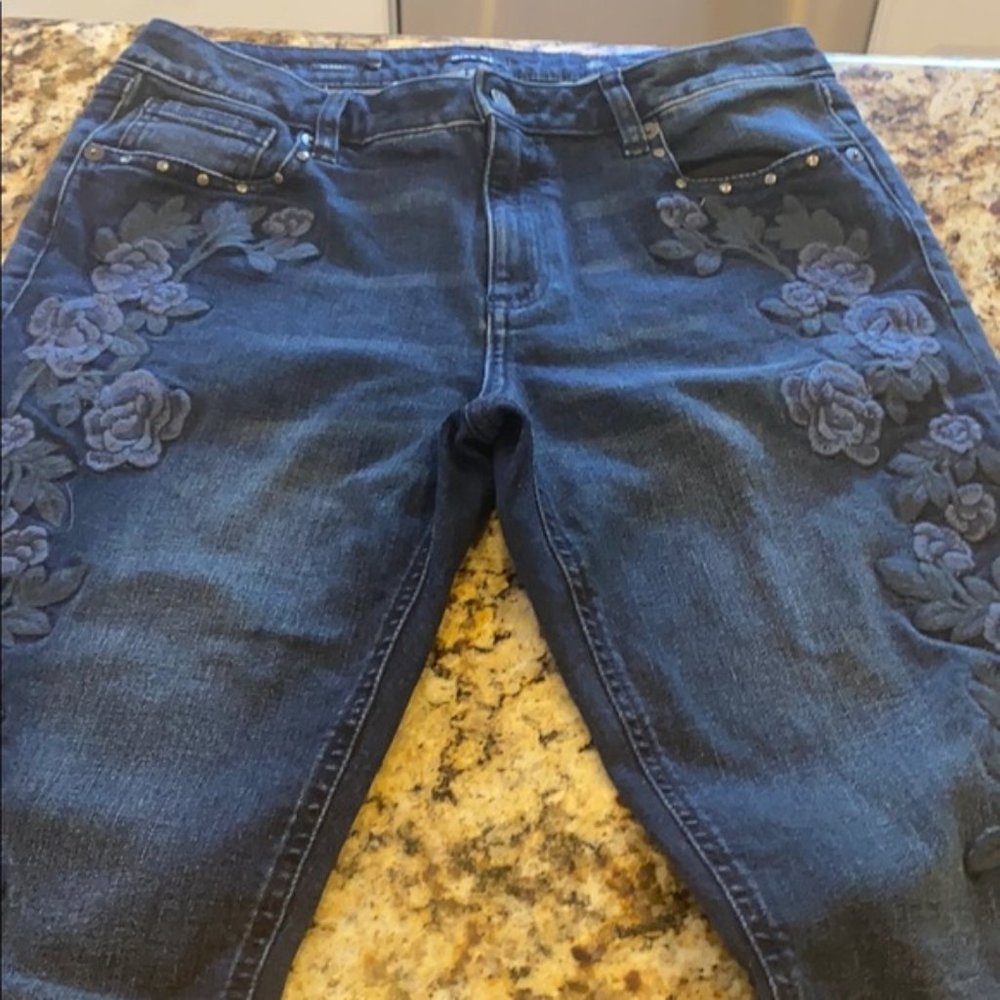 Unique floral, Mid-rise skinny Miss Me Jeans!